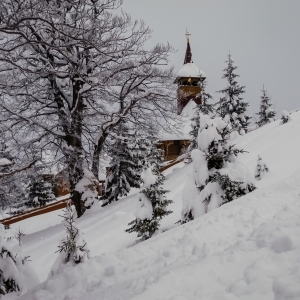 Prin nametii de zapada, spre biserica