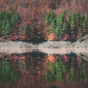 Reflexia din oglinda, timpul trece sunt o clepsidra