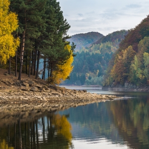 Culori de toamna langa lac