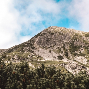 Un peisaj frumos din munții Retezat cu un Canon rebel t6 și obiectiv 18-55 mm