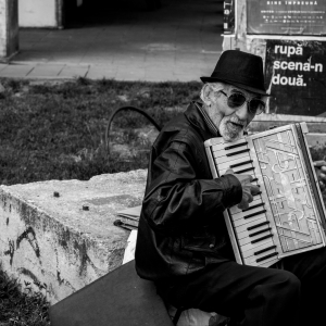 Omul care rupe scena-n două. 