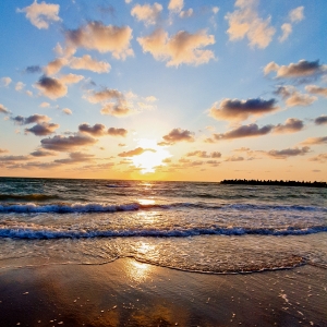 Răsăritul la malul mării