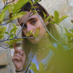 O privire pe ascuns