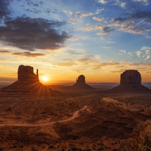 Primele raze de soare la Monument Valley 